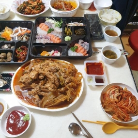 어제 가족들과 맛있는 저녁식사했네요^^