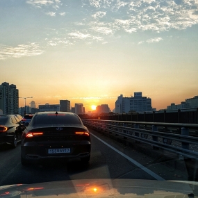 새벽을 달리며, 도심 속의 빛