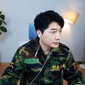 누군지 잘생겼네요~