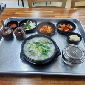 새로생긴 국밥집왔는데 가게 주인은 짬뽕시켜먹네요 ㅋ