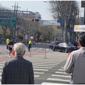 오늘 대구마라톤하는날 지하철타고출근~^^