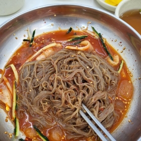 비빔냉면을 시켰는데 이렇게 나왔네요 ㅜ.ㅜ